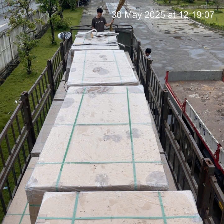 Vận chuyển tấm pin, Công ty Hanogen lắp đặt hệ thống điện năng lượng mặt trời 300KWP tại Nghệ An