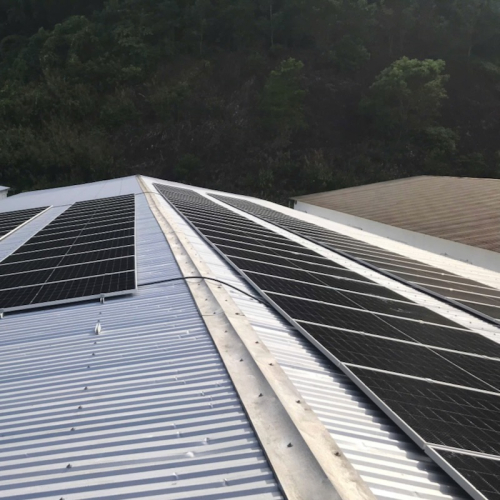 Xếp đặt tấm pin, Cty Hanogen lắp điện NLMT trang trại 100KWP